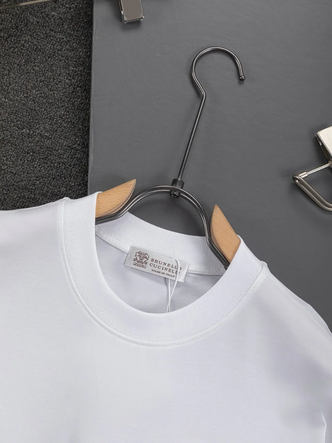 BRUNELLO CUCINELLI Brunello Cucinelli counter Same Style round neck short-sleeved T-shirt customized cotton fabric! Designed with brand logo leather tag! Strong three-dimensional effect! The overall highly breathable and soft texture is more prominent, and the full cotton texture induces extreme comfort. A must-have item for Premium people, complete with original accessories and accessories! Same Style for men and women! Color: Black White Size: S-xx L
